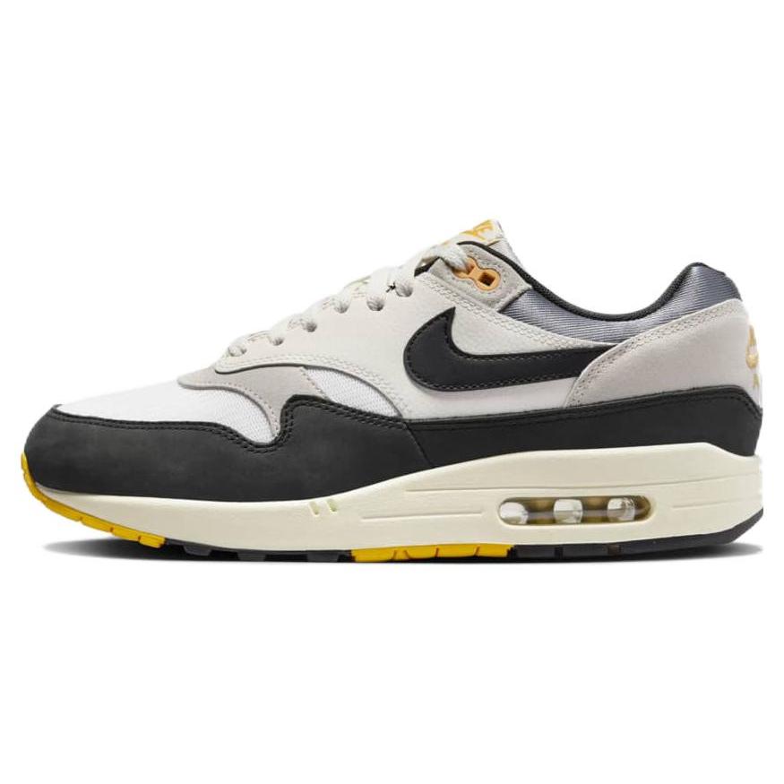 Nike Air Max 1 “Athletic Department” (FN7487-133) sneakers met een witte basis, gecombineerd met sportieve accenten in contrasterende kleuren, premium mesh en leren overlays, en de iconische zichtbare Air unit in de zool.