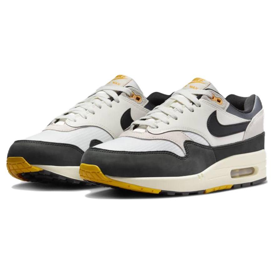 Nike Air Max 1 “Athletic Department” (FN7487-133) sneakers met een witte basis, gecombineerd met sportieve accenten in contrasterende kleuren, premium mesh en leren overlays, en de iconische zichtbare Air unit in de zool.