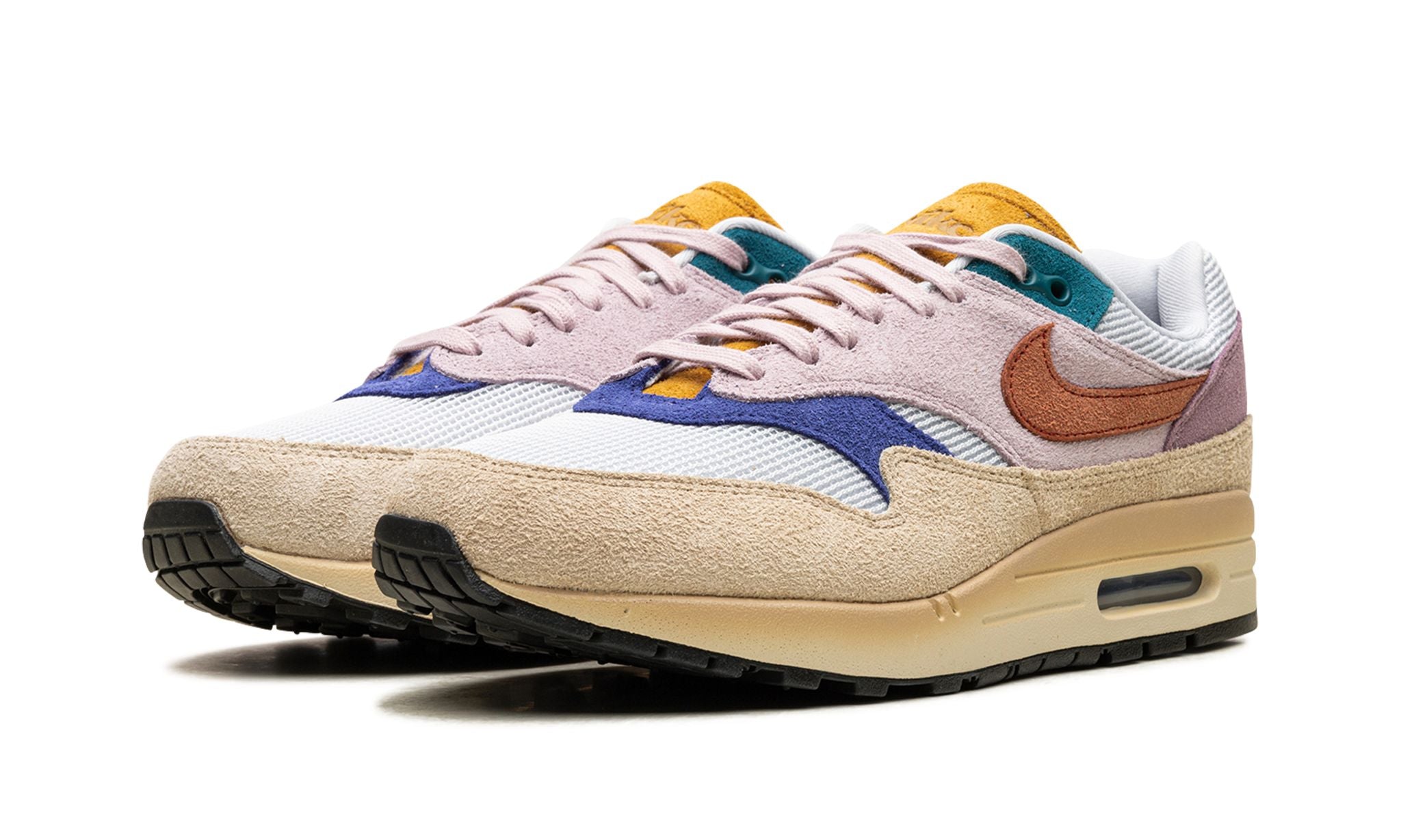 Nike Air Max 1 sneakers in “Tan Lines” colorway (FN7200-224), met een combinatie van beige, bruin en lichte tinten, klassieke mesh en suède panelen, en de iconische Air unit in de zool.