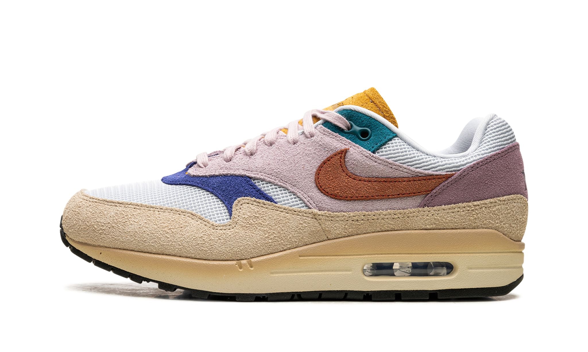 Nike Air Max 1 sneakers in “Tan Lines” colorway (FN7200-224), met een combinatie van beige, bruin en lichte tinten, klassieke mesh en suède panelen, en de iconische Air unit in de zool.
