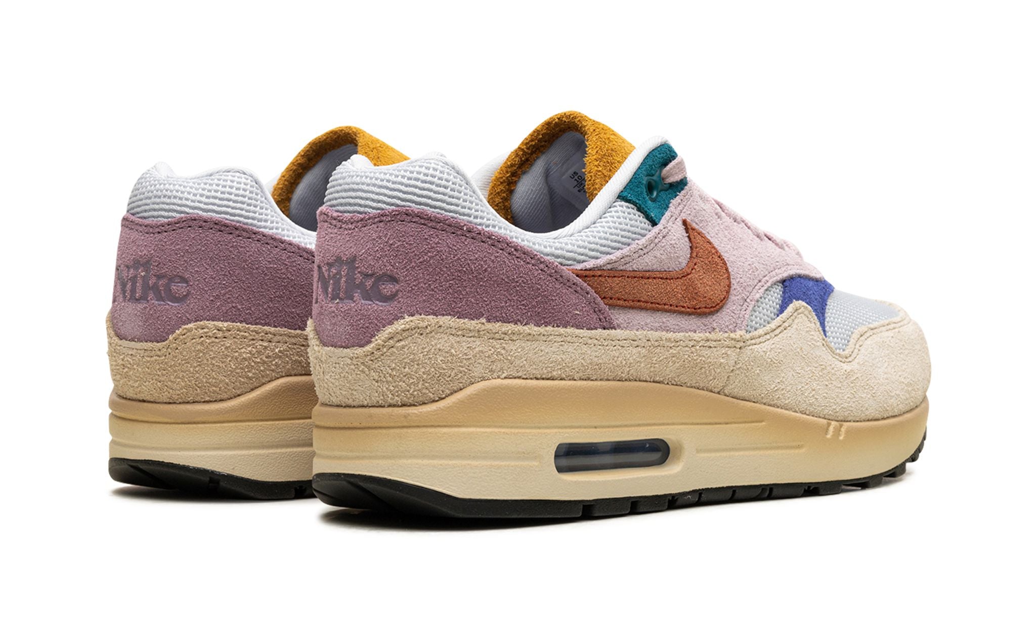 Nike Air Max 1 sneakers in “Tan Lines” colorway (FN7200-224), met een combinatie van beige, bruin en lichte tinten, klassieke mesh en suède panelen, en de iconische Air unit in de zool.
