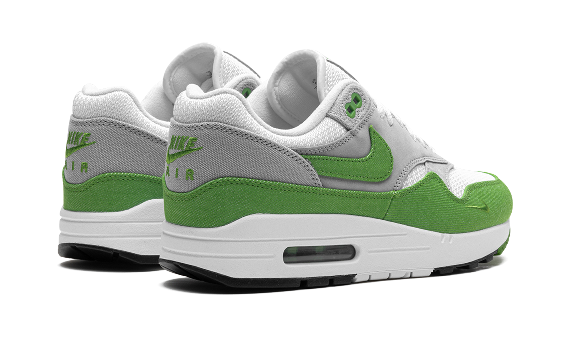Nike Air Max 1 Patta “Chlorophyll” (HF1012-300) sneakers met een witte en grijze basis, groene chlorophyll accenten, golvende Patta mudguard, premium mesh en suède overlays, en de iconische zichtbare Air unit in de zool.