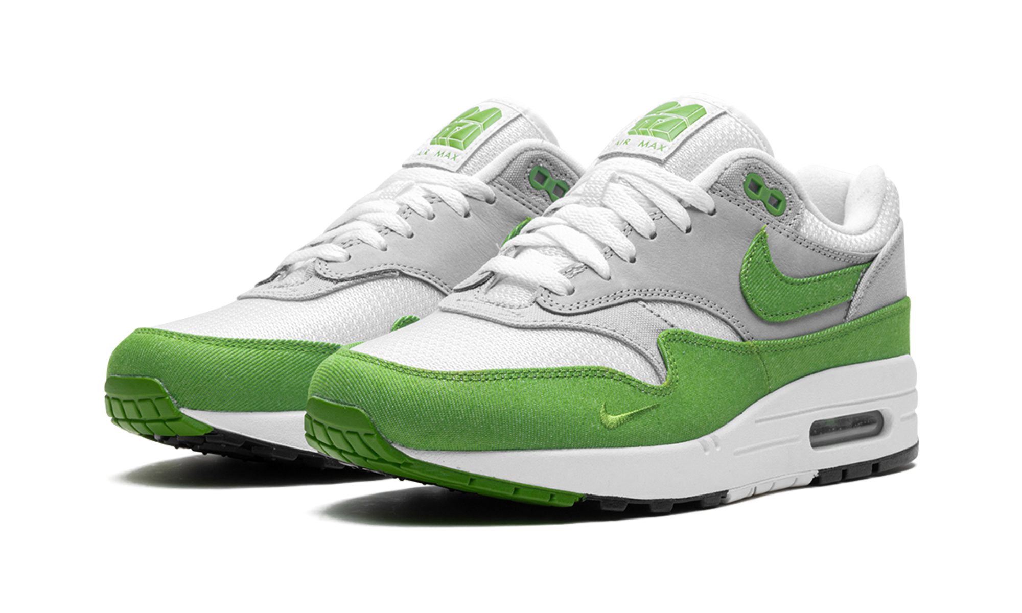 Nike Air Max 1 Patta “Chlorophyll” (HF1012-300) sneakers met een witte en grijze basis, groene chlorophyll accenten, golvende Patta mudguard, premium mesh en suède overlays, en de iconische zichtbare Air unit in de zool.