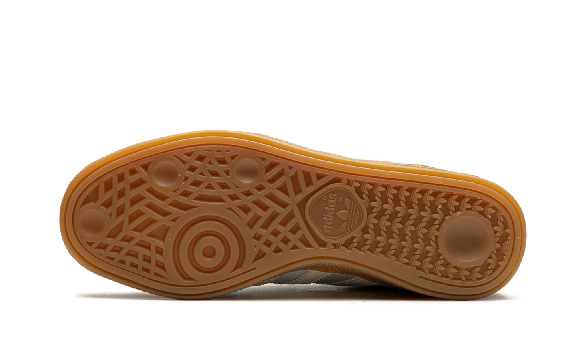 adidas Handball Spezial (IF7086) sneakers in een grijs en crème wit kleurenschema, uitgevoerd in zacht suède met de kenmerkende witte drie strepen, gum rubber zool en een klassiek low top retro silhouet.