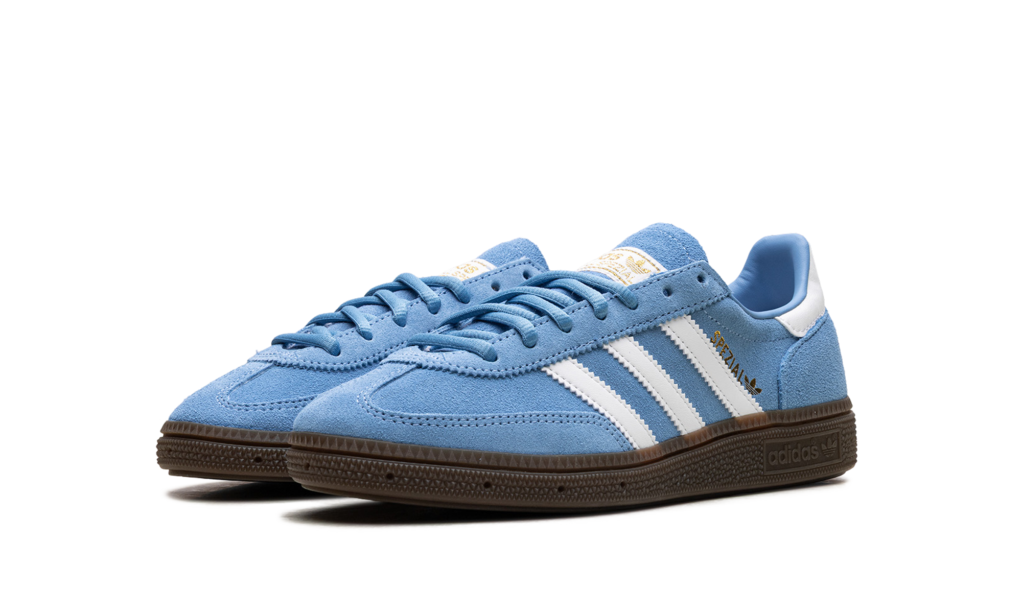 adidas Handball Spezial “Light Blue” (BD7632) sneakers in lichtblauw suède, met witte drie strepen aan de zijkant, gum rubber zool en een klassiek low top silhouet met retro indoor sportstijl.