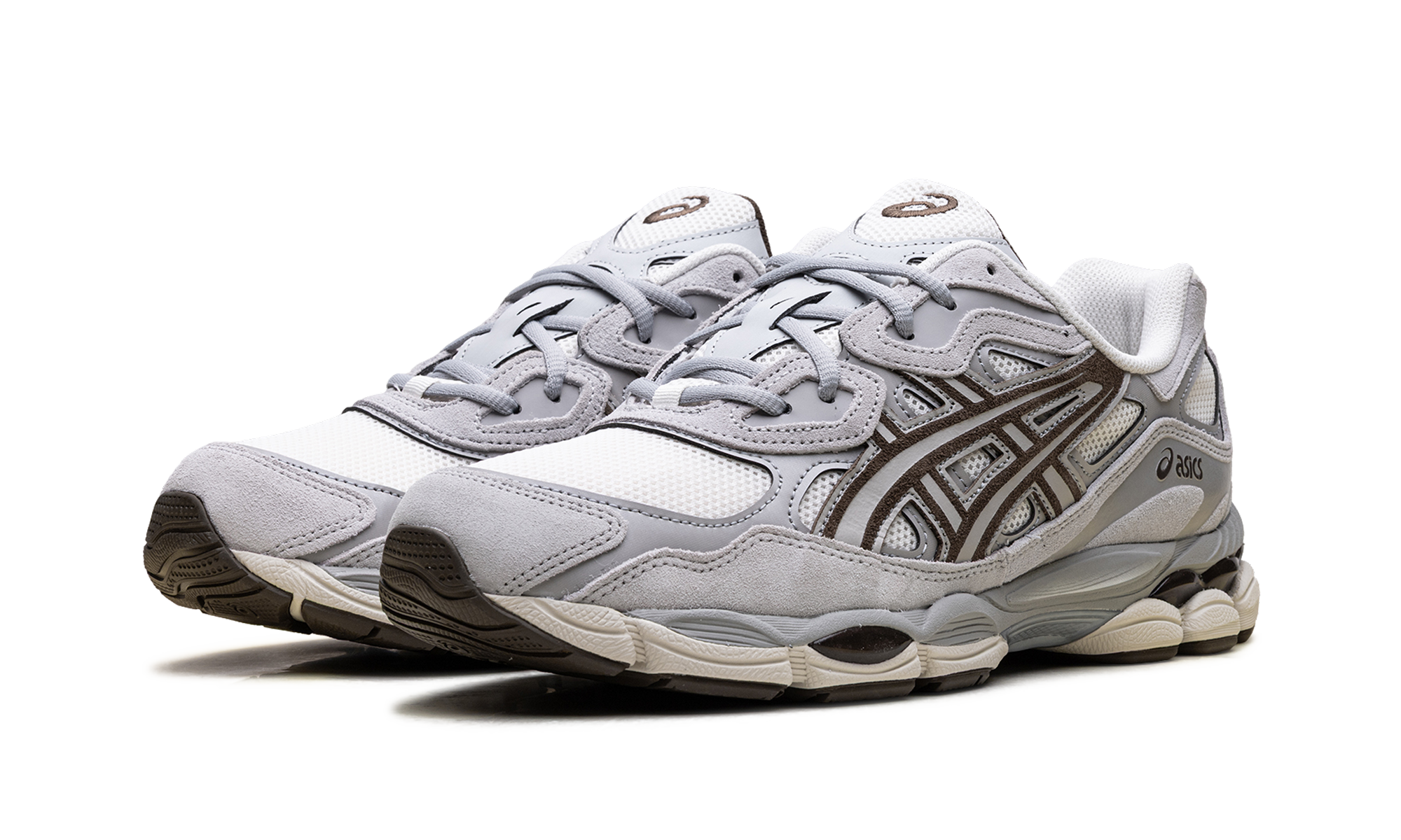 ASICS NYC sneakers (1203A383-114) in een cream, cement grey en bruine colorway, met een mix van mesh en suède overlays, sportieve runner look en comfortabele zool met demping voor dagelijks gebruik.