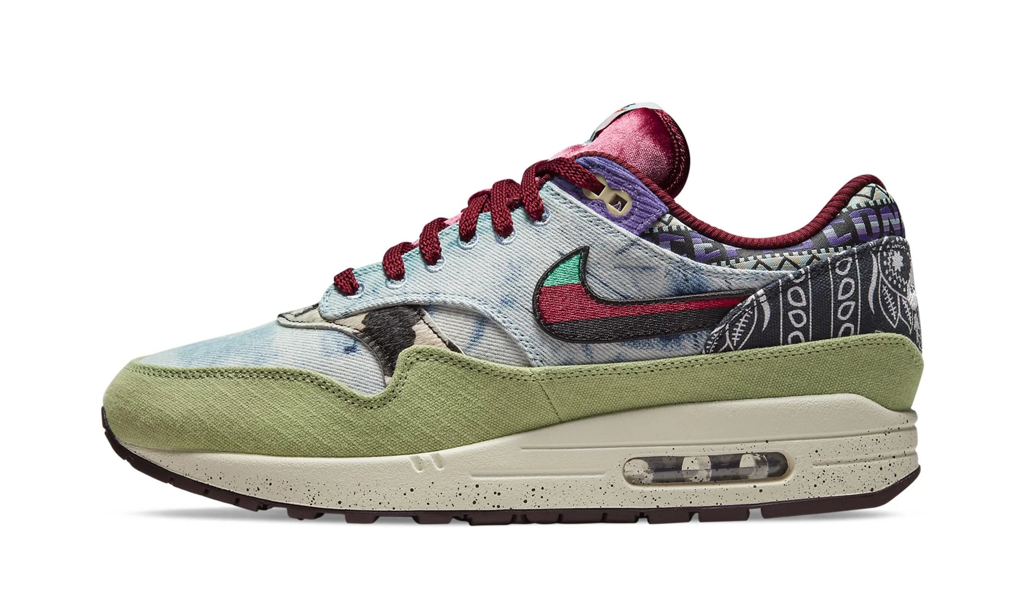 Nike Air Max 1 Concepts “Mellow” (DN1803-300) sneakers met een opvallende mix van groene tinten en multicolor details, gecombineerd met premium materialen zoals denim, corduroy en suède, en de iconische zichtbare Air unit in de zool.