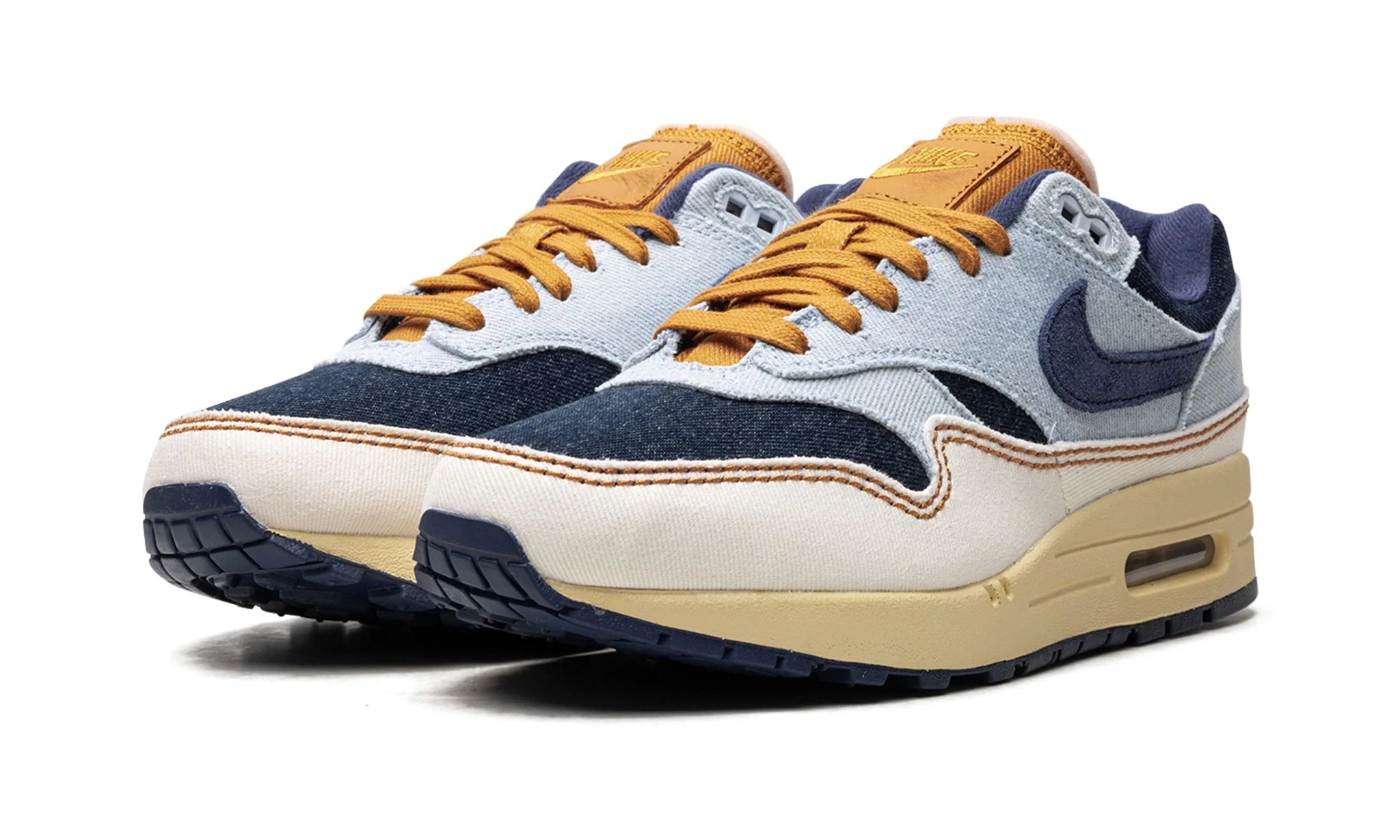 Nike Air Max 1 “Denim Aura” (FQ8900-440) sneakers met een mix van lichtblauw denim en zachte pastelaccenten, gecombineerd met mesh en suède overlays, en de iconische zichtbare Air unit in de zool.