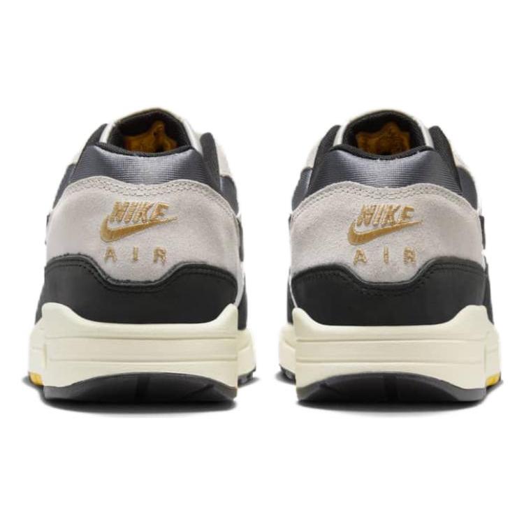 Nike Air Max 1 “Athletic Department” (FN7487-133) sneakers met een witte basis, gecombineerd met sportieve accenten in contrasterende kleuren, premium mesh en leren overlays, en de iconische zichtbare Air unit in de zool.
