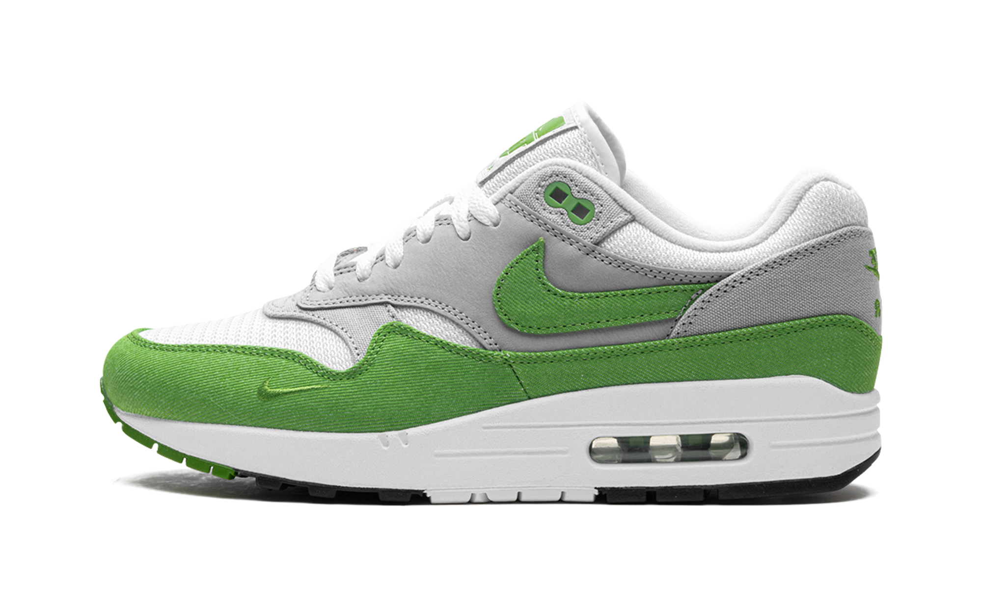 Nike Air Max 1 Patta “Chlorophyll” (HF1012-300) sneakers met een witte en grijze basis, groene chlorophyll accenten, golvende Patta mudguard, premium mesh en suède overlays, en de iconische zichtbare Air unit in de zool.
