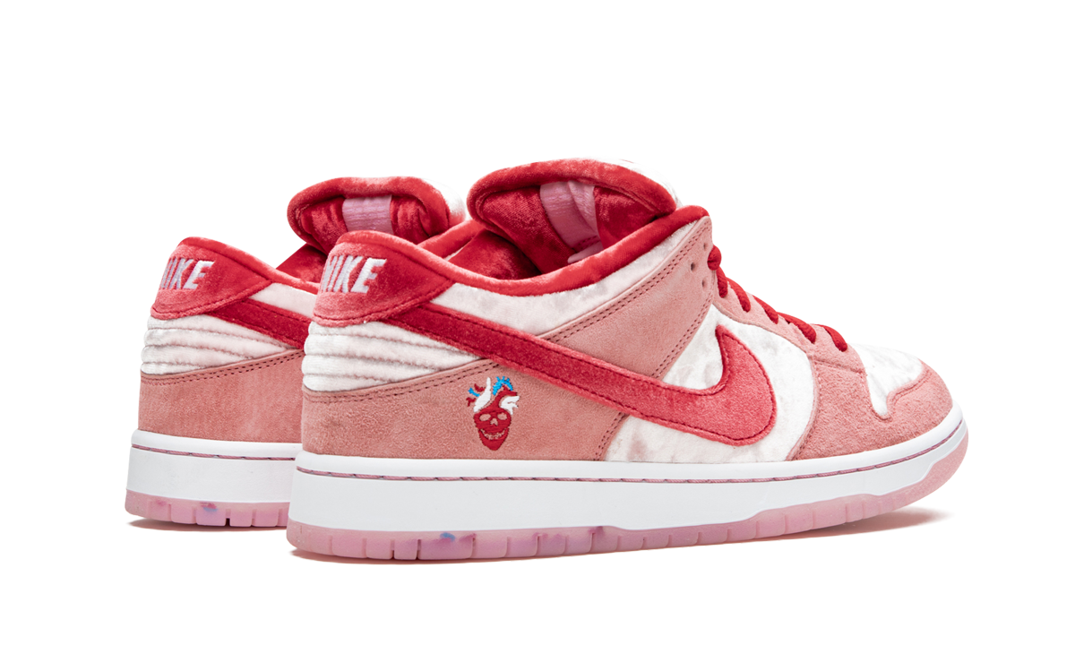 Nike SB Dunk Low Strangelove Skateboards (Special Box)