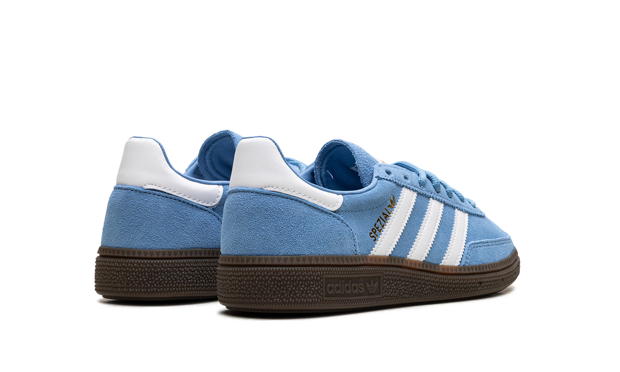 adidas Handball Spezial “Light Blue” (BD7632) sneakers in lichtblauw suède, met witte drie strepen aan de zijkant, gum rubber zool en een klassiek low top silhouet met retro indoor sportstijl.

