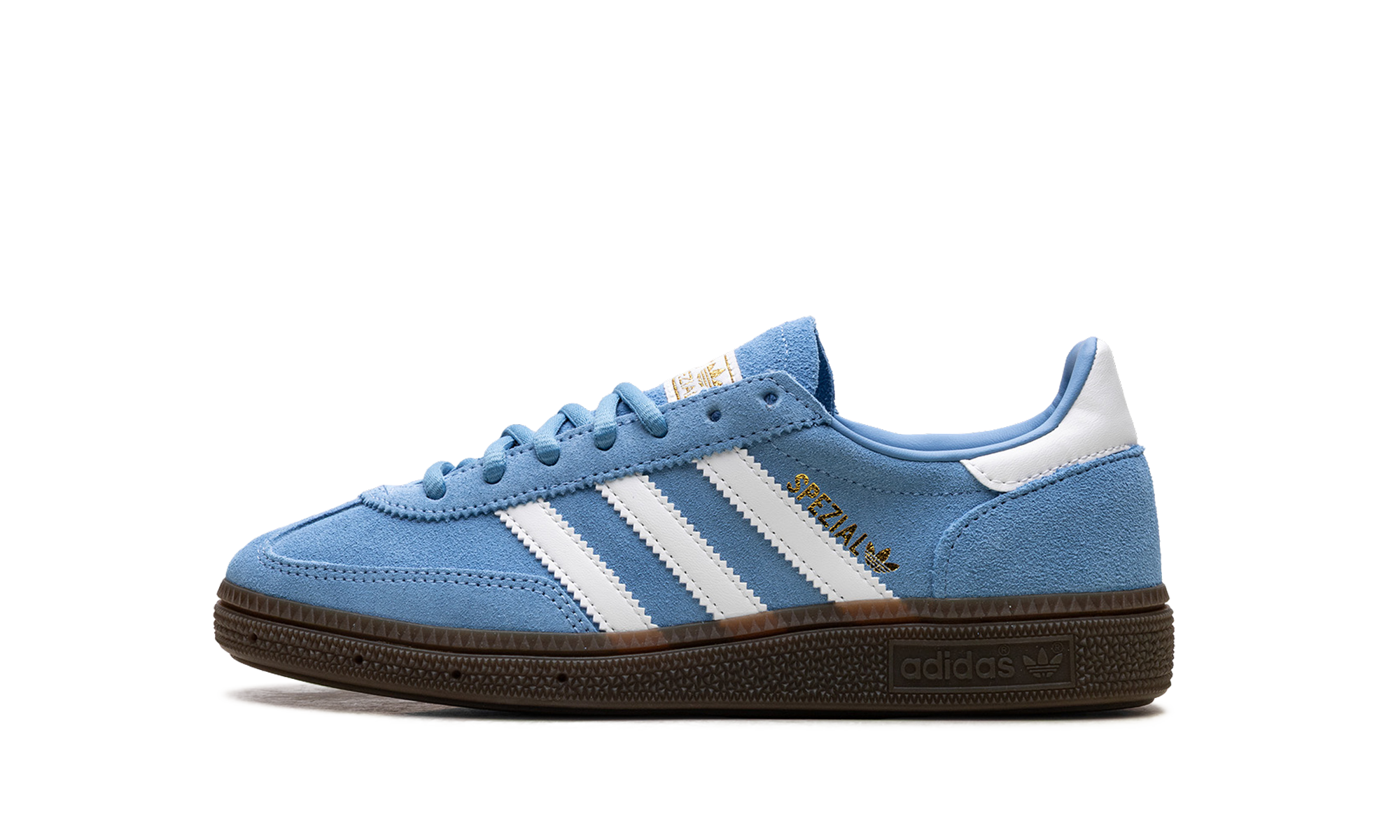 adidas Handball Spezial “Light Blue” (BD7632) sneakers in lichtblauw suède, met witte drie strepen aan de zijkant, gum rubber zool en een klassiek low top silhouet met retro indoor sportstijl.
