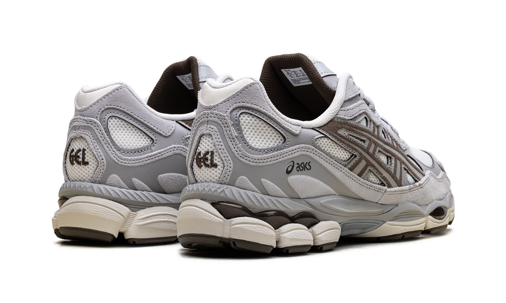 ASICS NYC sneakers (1203A383-114) in een cream, cement grey en bruine colorway, met een mix van mesh en suède overlays, sportieve runner look en comfortabele zool met demping voor dagelijks gebruik.

