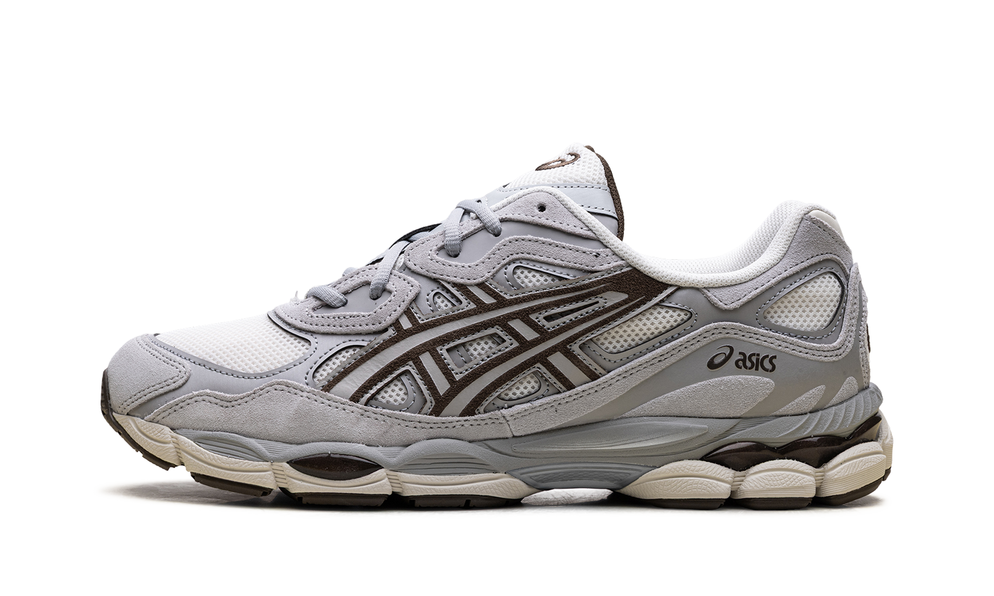 ASICS NYC sneakers (1203A383-114) in een cream, cement grey en bruine colorway, met een mix van mesh en suède overlays, sportieve runner look en comfortabele zool met demping voor dagelijks gebruik.
