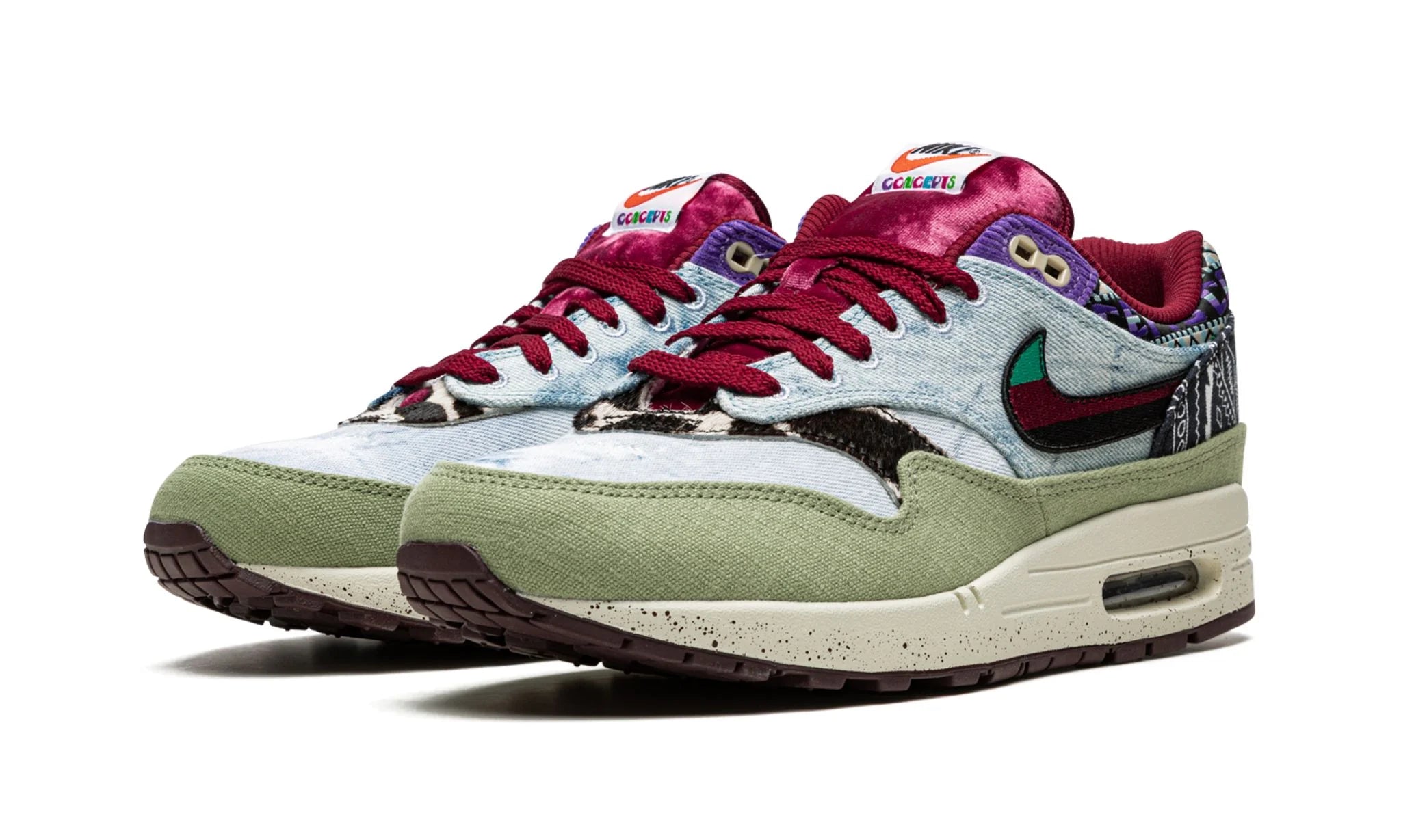 Nike Air Max 1 Concepts “Mellow” (DN1803-300) sneakers met een opvallende mix van groene tinten en multicolor details, gecombineerd met premium materialen zoals denim, corduroy en suède, en de iconische zichtbare Air unit in de zool.
