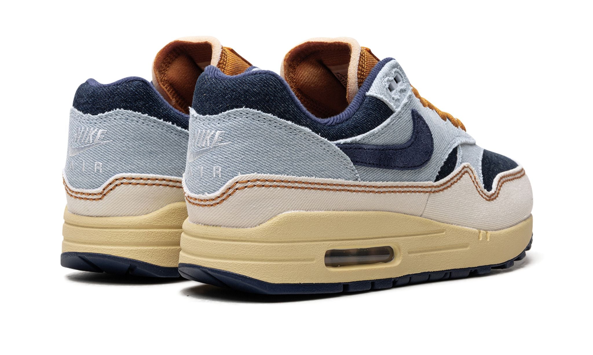 Nike Air Max 1 “Denim Aura” (FQ8900-440) sneakers met een mix van lichtblauw denim en zachte pastelaccenten, gecombineerd met mesh en suède overlays, en de iconische zichtbare Air unit in de zool.
